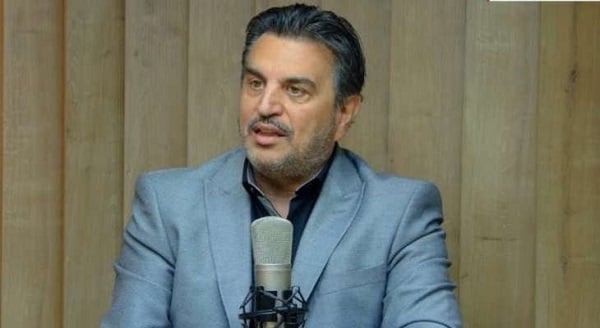 مارون الخولي وحده أمام ميكروفون في الاستديو